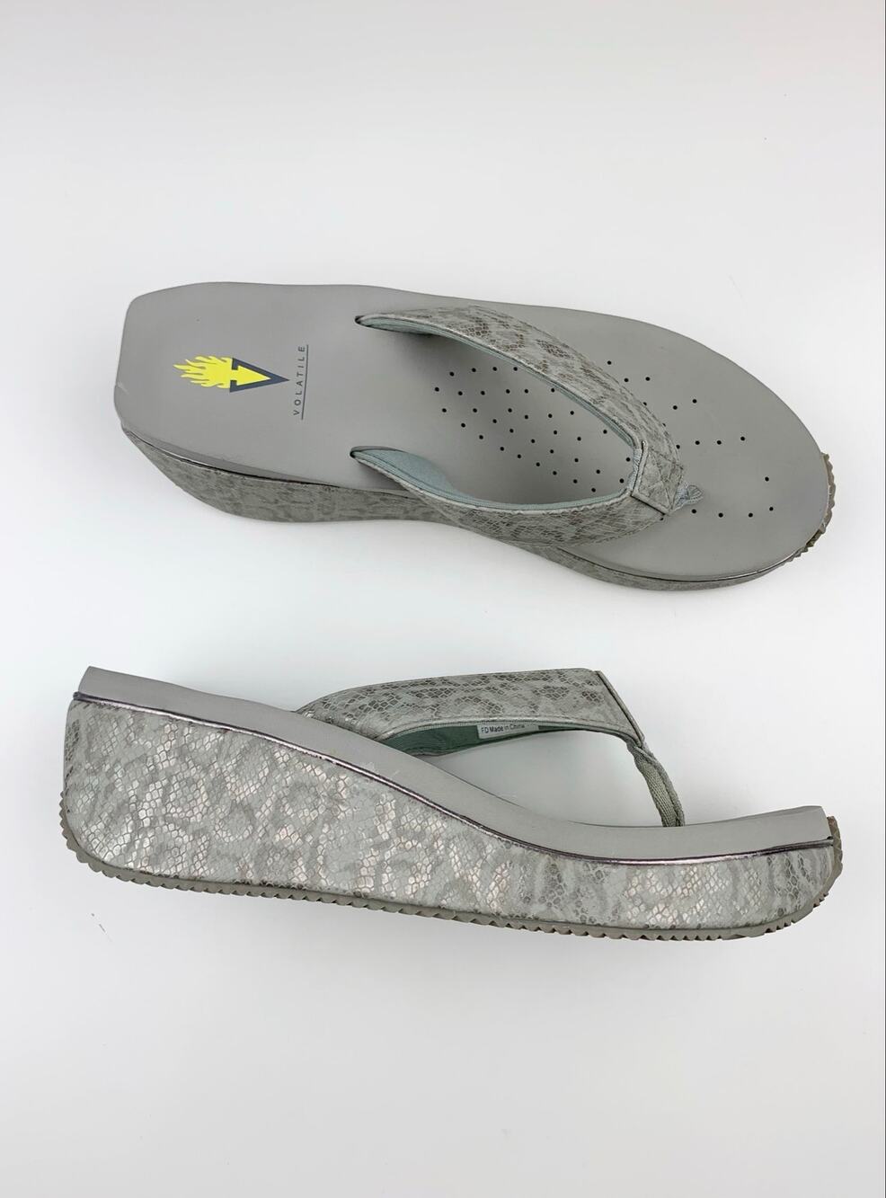 Volatile Frappachino Thong Platform Wedge Sandals Grey Snakeskin Women's 10